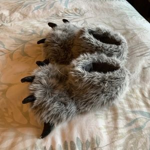 Animal feet/claw kid’s slippers. Size 2/3